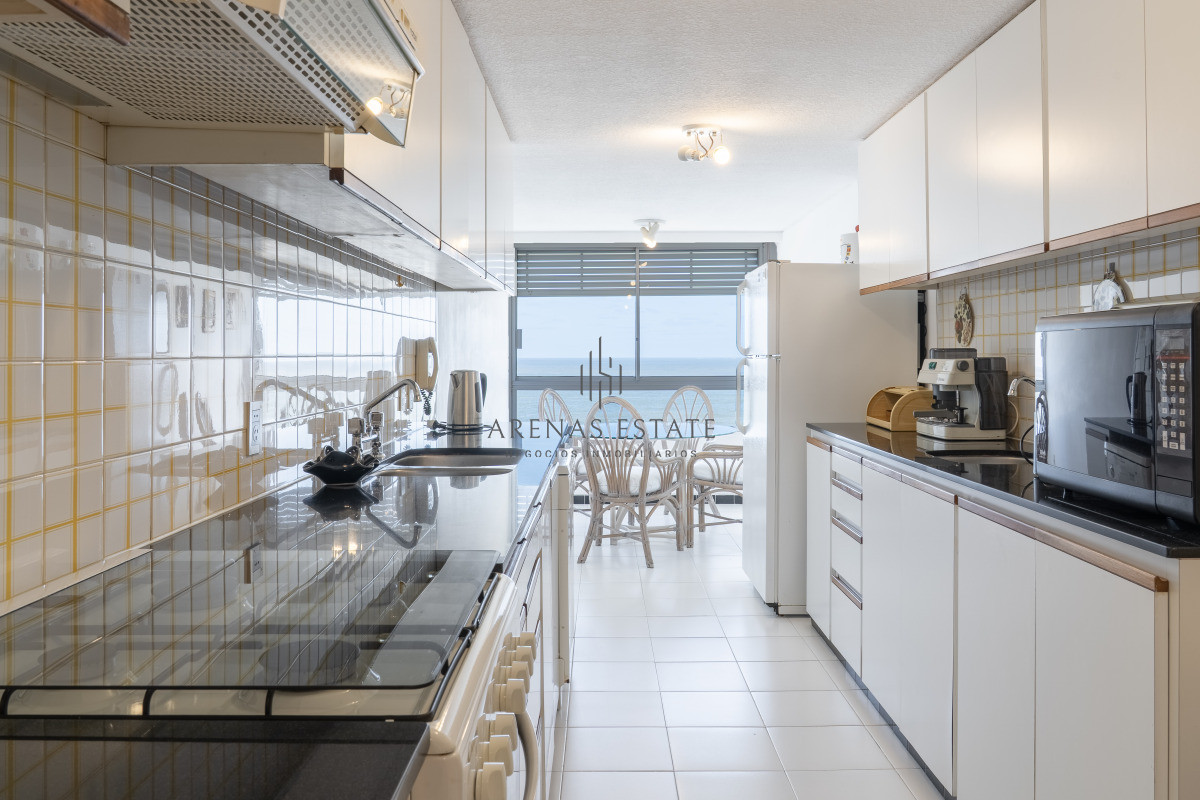 Apartamento ID.4382 - Venta de apartamento de 3 dormitorios y dep. de servicio en Punta del Este