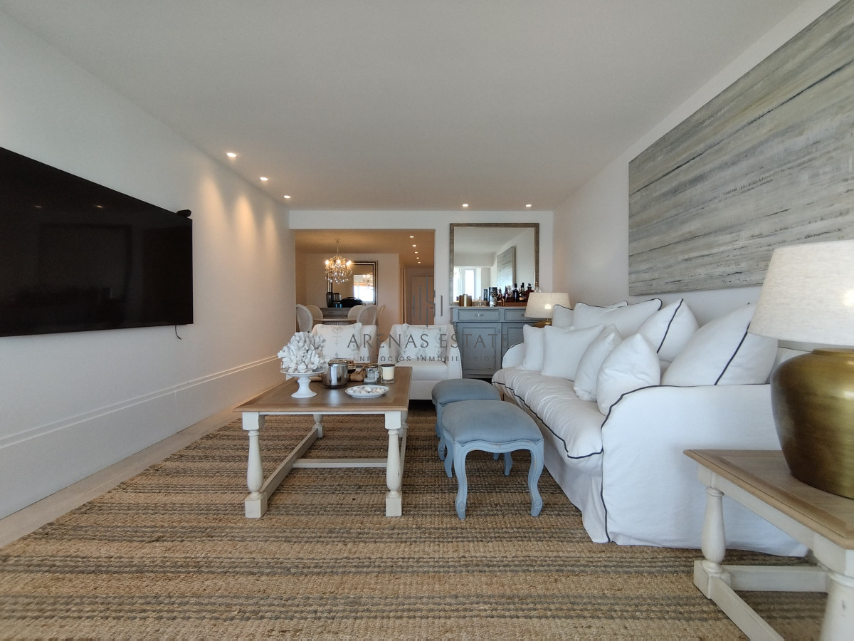 Apartamento ID.3406 - Apartamento de 3 dormitorios en primera linea en  venta en Punta del Este 