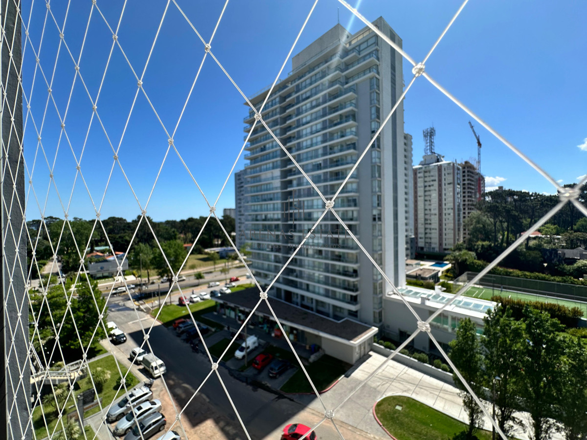 Apartamento ID.3183 - Apartamento de dos dormitorios y dependencia de servicio en venta en Punta del Este