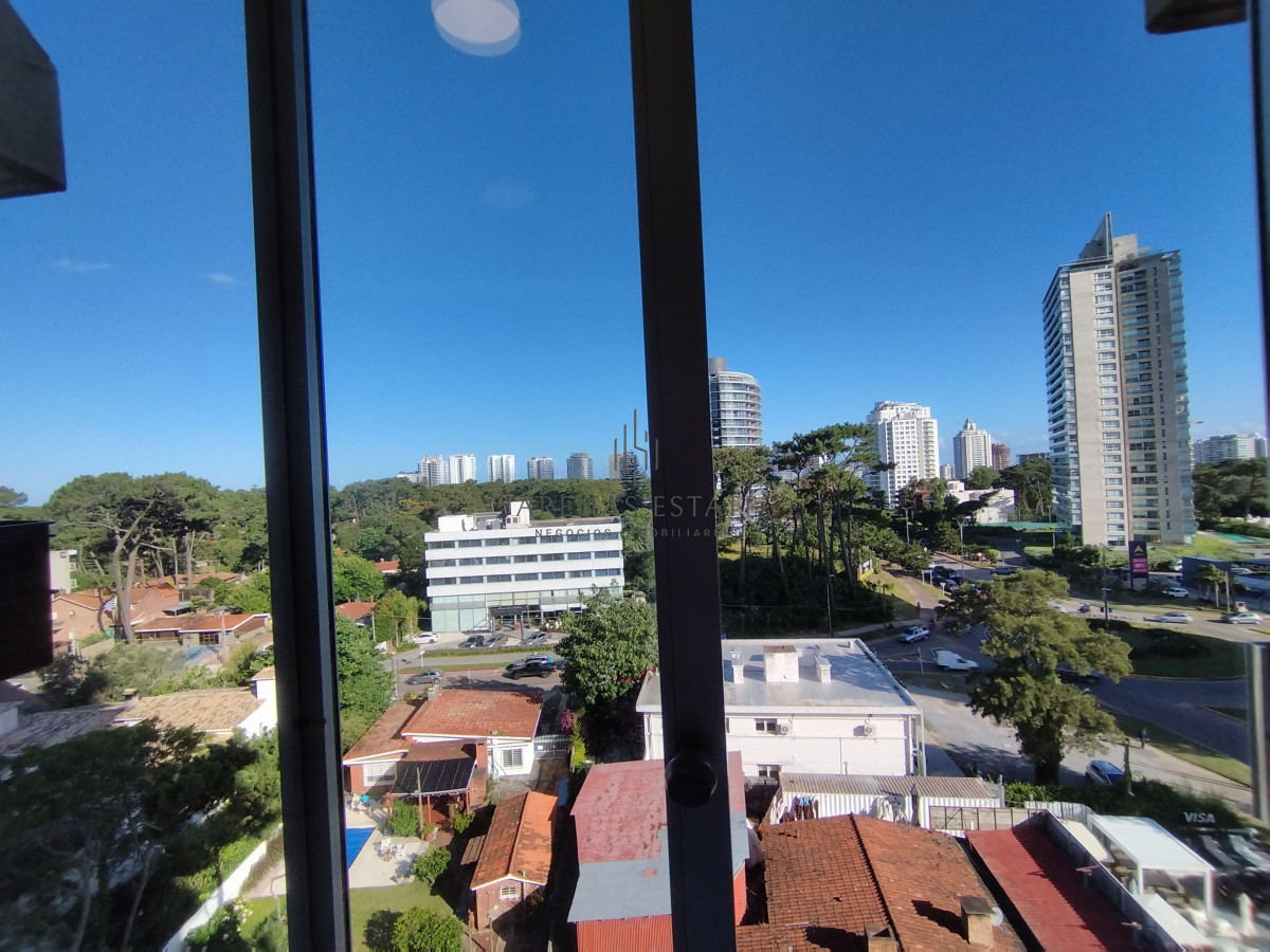 Apartamento ID.3555 - Apartamento de 3 dormitorios y dep en venta en Punta del Este