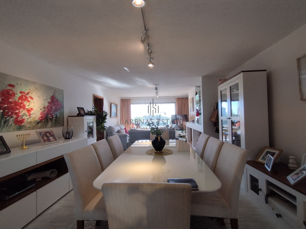 Apartamento ID.3555 - Apartamento de 3 dormitorios y dep en venta en Punta del Este