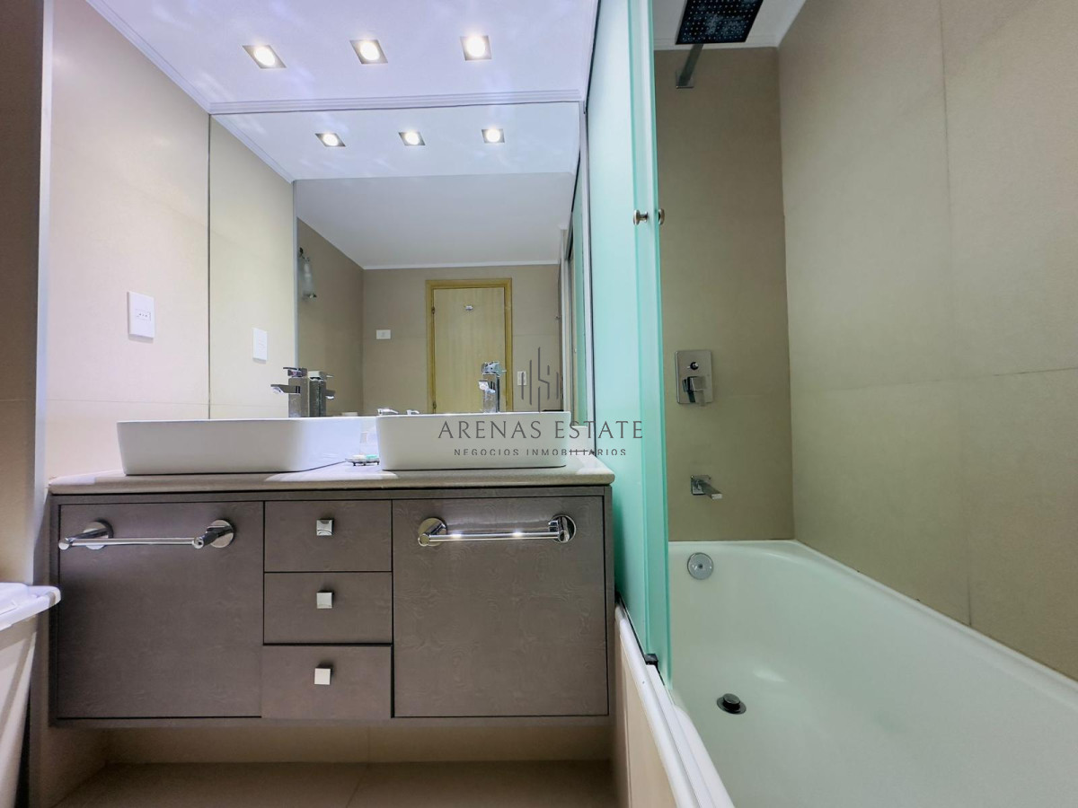 Apartamento ID.2457 - Hermoso apartamento, reciclado, primera linea playa mansa, 3 dormitorios, 1 suite.