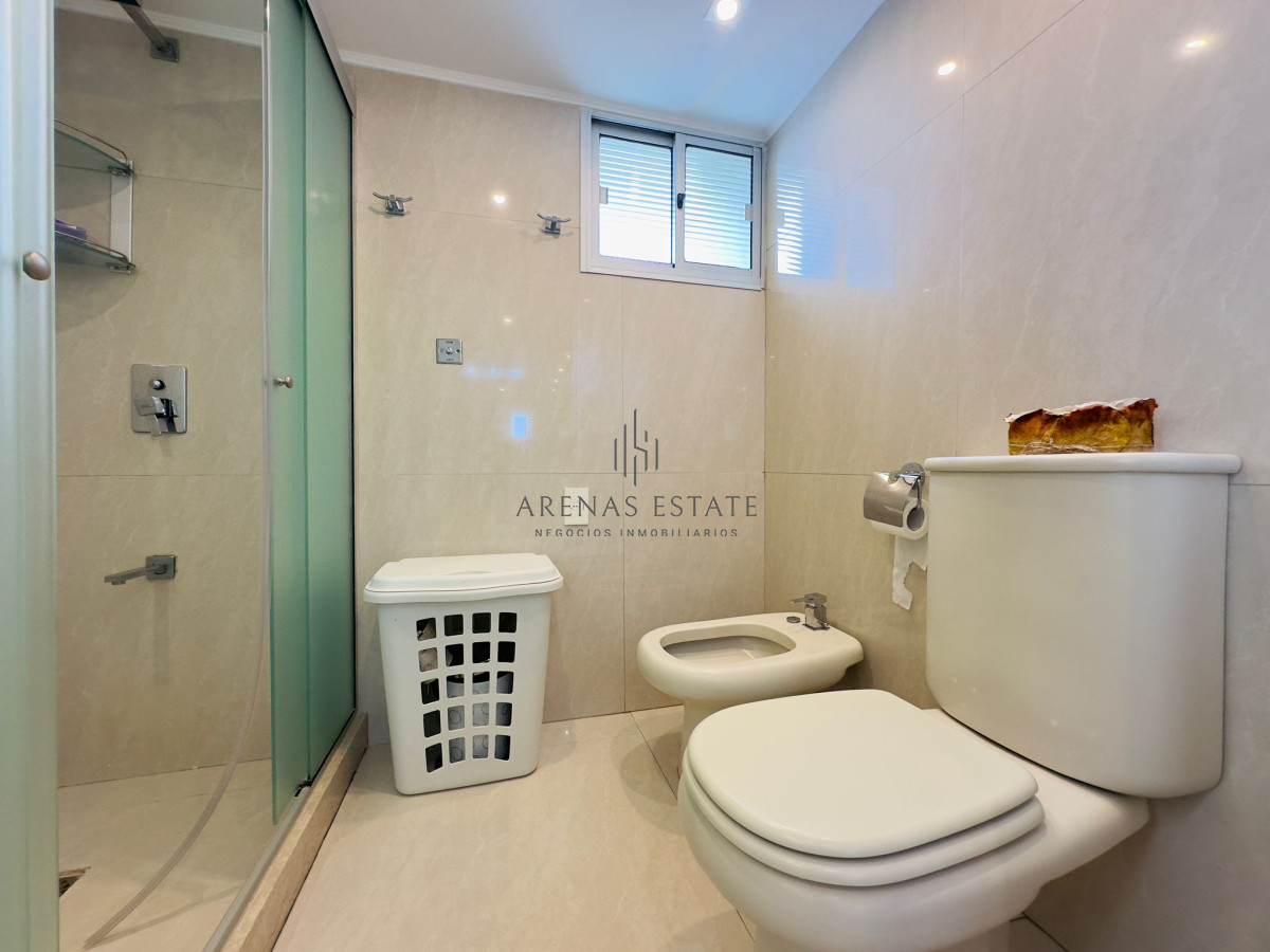 Apartamento ID.2457 - Hermoso apartamento, reciclado, primera linea playa mansa, 3 dormitorios, 1 suite.