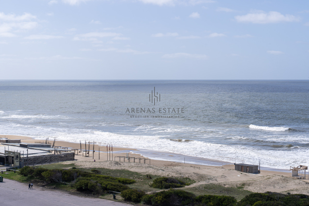 Apartamento ID.4382 - Venta de apartamento de 3 dormitorios y dep. de servicio en Punta del Este