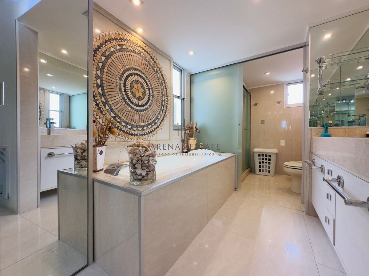 Apartamento ID.2457 - Hermoso apartamento, reciclado, primera linea playa mansa, 3 dormitorios, 1 suite.