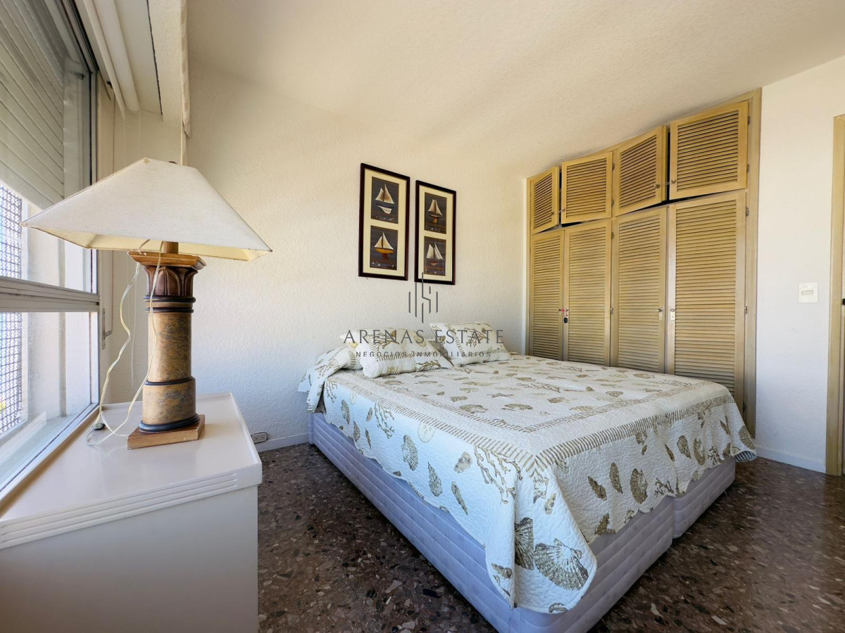 Apartamento ID.2457 - Hermoso apartamento, reciclado, primera linea playa mansa, 3 dormitorios, 1 suite.