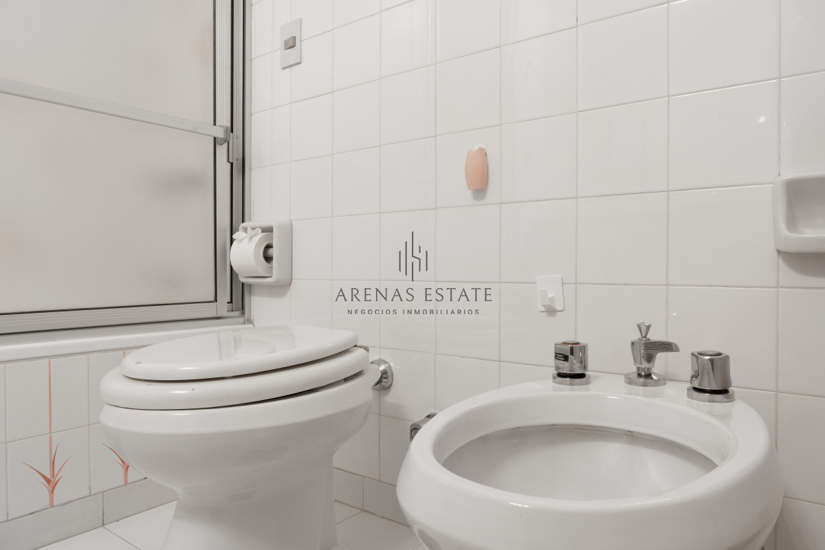 Apartamento ID.4382 - Venta de apartamento de 3 dormitorios y dep. de servicio en Punta del Este