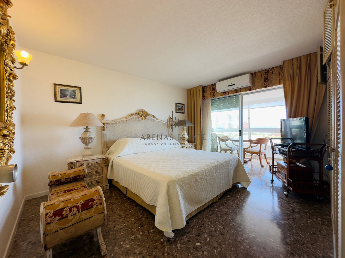 Apartamento ID.2457 - Hermoso apartamento, reciclado, primera linea playa mansa, 3 dormitorios, 1 suite.
