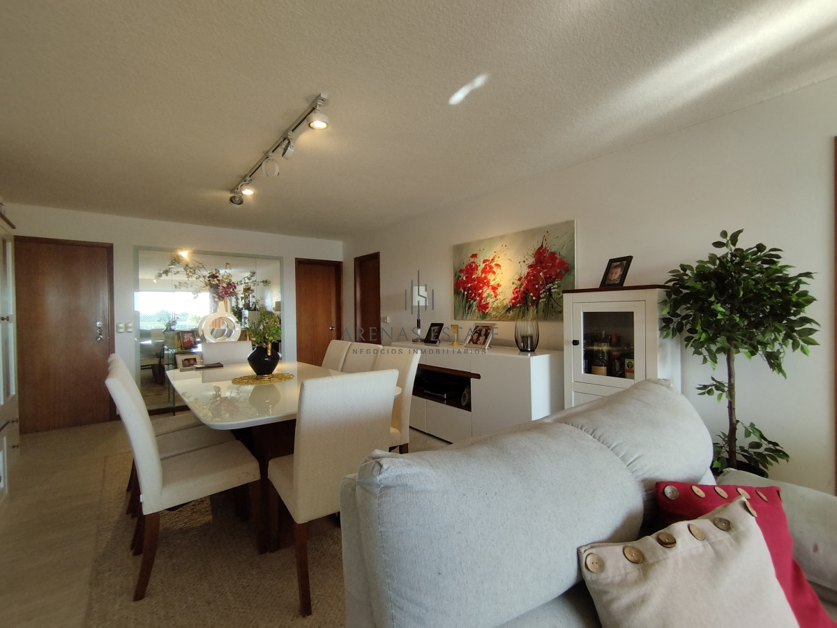 Apartamento ID.3555 - Apartamento de 3 dormitorios y dep en venta en Punta del Este