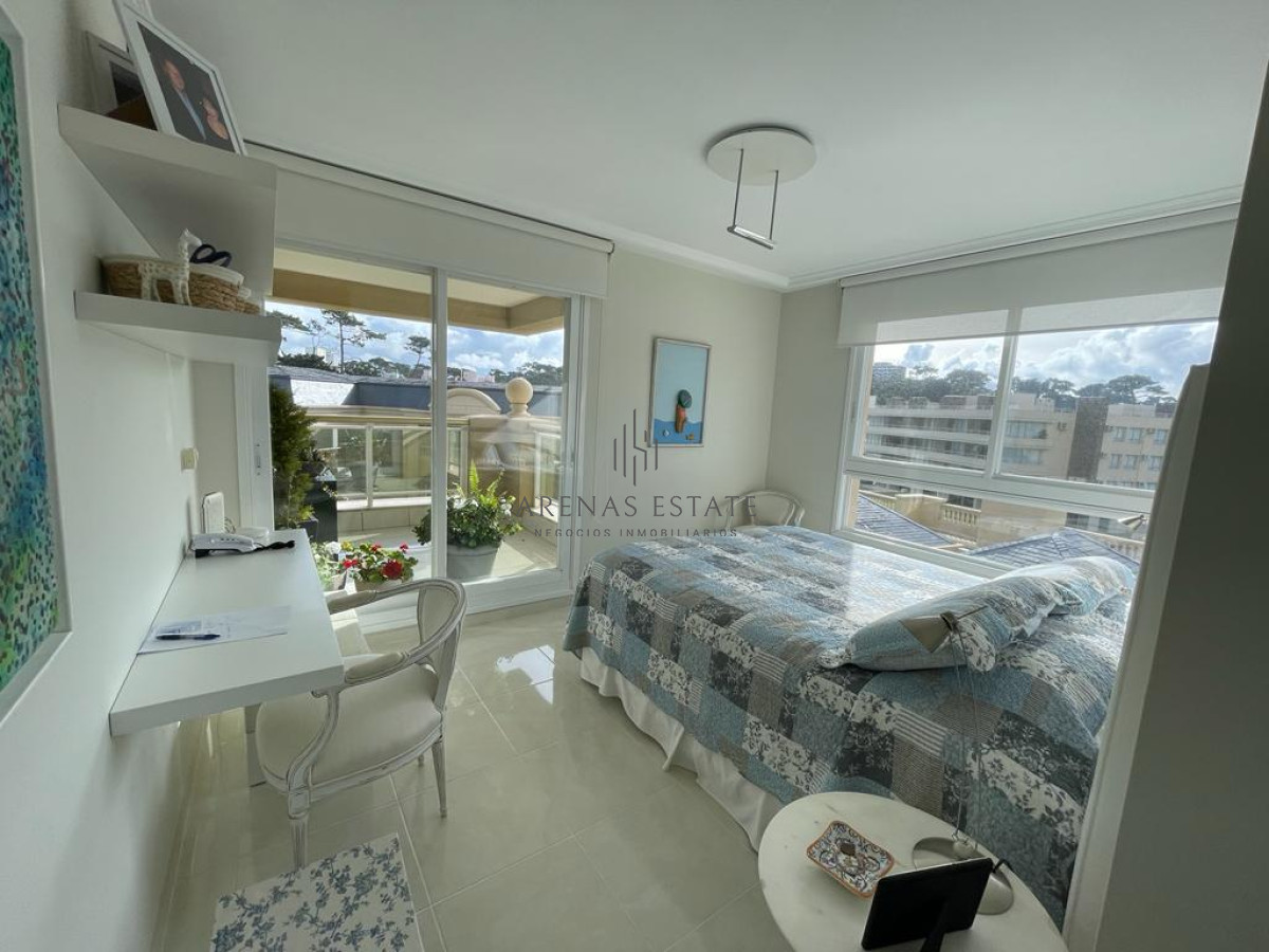 Apartamento ID.3912 - Apartamento en alquiler y venta de 3 dormitorios y dependencia de servicio en Punta del Este