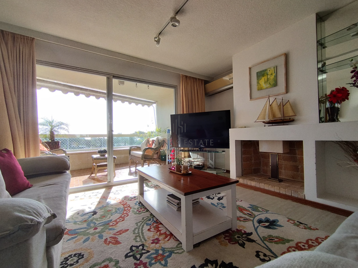 Apartamento ID.3555 - Apartamento de 3 dormitorios y dep en venta en Punta del Este