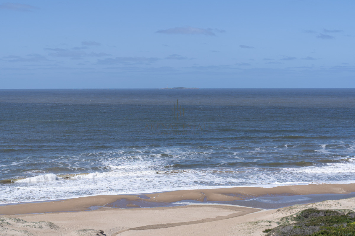 Apartamento ID.4382 - Venta de apartamento de 3 dormitorios y dep. de servicio en Punta del Este