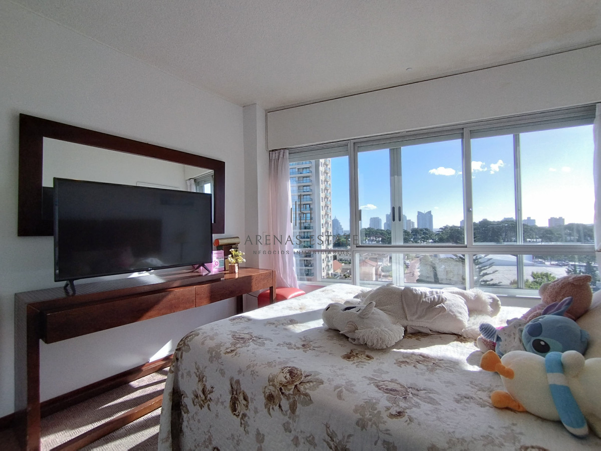 Apartamento ID.3555 - Apartamento de 3 dormitorios y dep en venta en Punta del Este