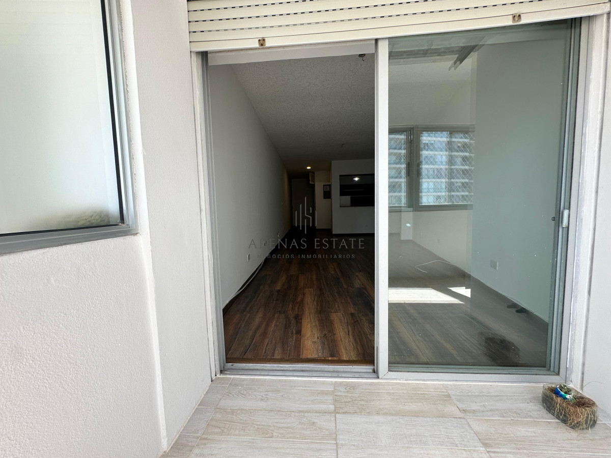 Apartamento ID.3183 - Apartamento de dos dormitorios y dependencia de servicio en venta en Punta del Este
