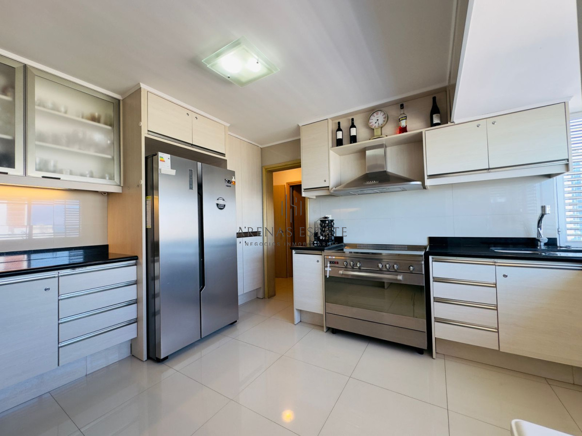 Apartamento ID.2457 - Hermoso apartamento, reciclado, primera linea playa mansa, 3 dormitorios, 1 suite.
