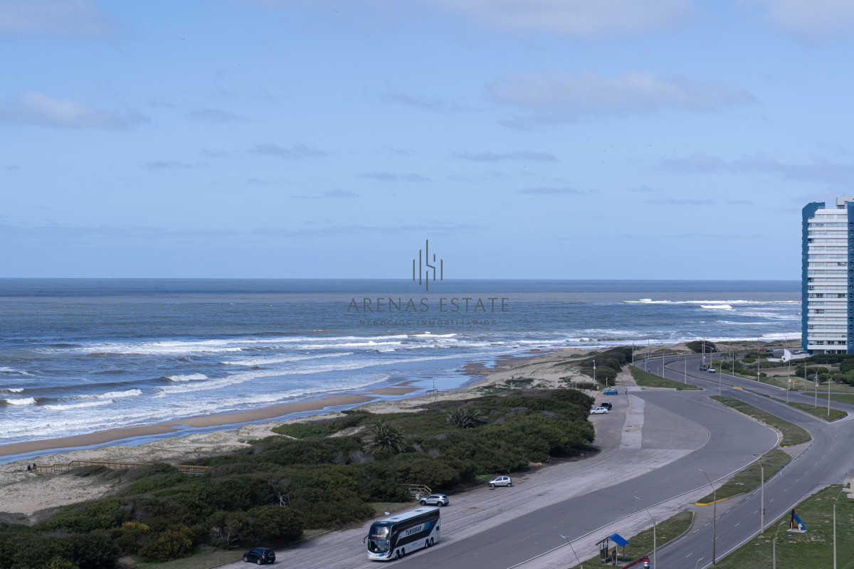 Apartamento ID.4382 - Venta de apartamento de 3 dormitorios y dep. de servicio en Punta del Este