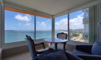 Apartamento de 3 dormitorios en primera linea en  venta en Punta del Este