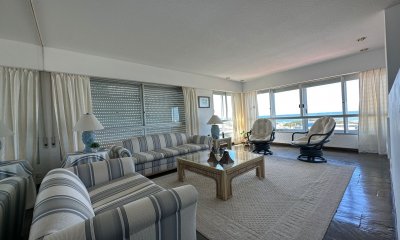 Apartamento en venta y alquiler  frente a playa brava