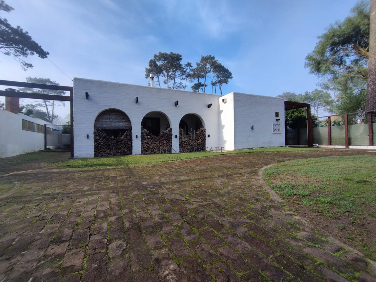 Casa ID.3340 - Casa en venta de 3 dormitorios en venta en Punta del Este