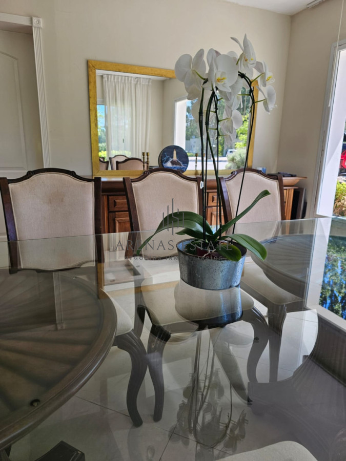 Casa ID.4428 - Casa en venta en La Arbolada. 5 dormitorios, piscina, parrillero