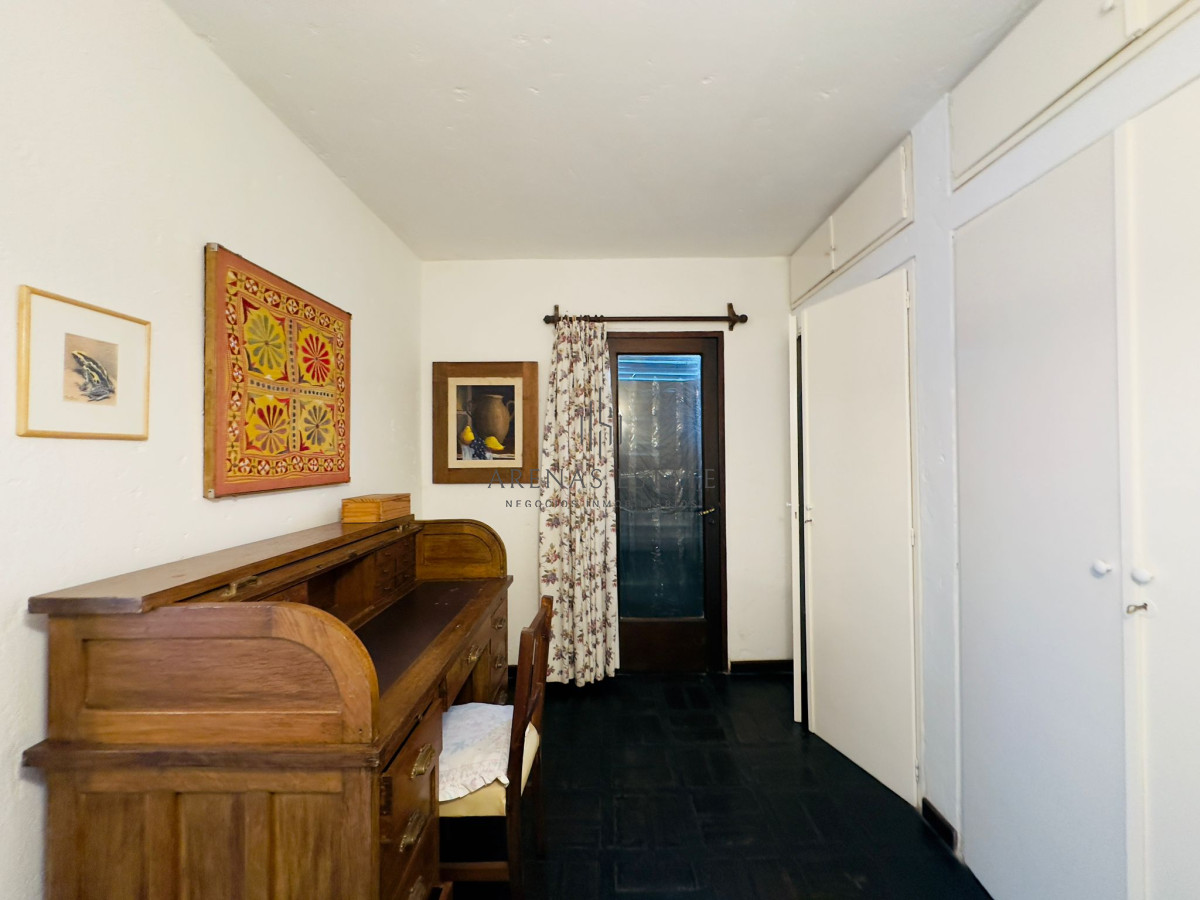 Casa ID.3090 - Casa en VENTA, 50 metros de la playa brava, 4 dormitorios.