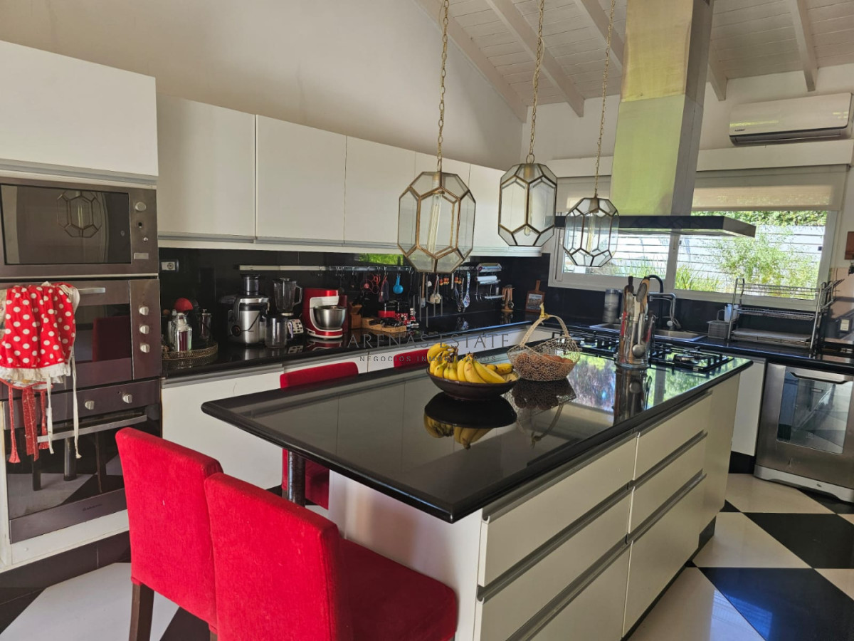 Casa ID.4428 - Casa en venta en La Arbolada. 5 dormitorios, piscina, parrillero