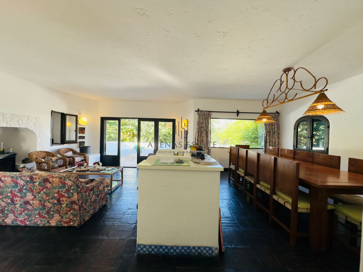 Casa ID.3090 - Casa en VENTA, 50 metros de la playa brava, 4 dormitorios.