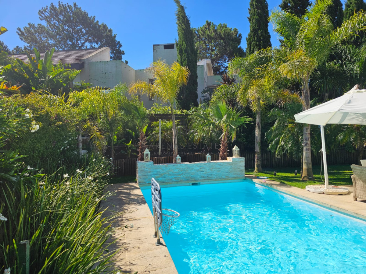 Casa ID.4428 - Casa en venta en La Arbolada. 5 dormitorios, piscina, parrillero