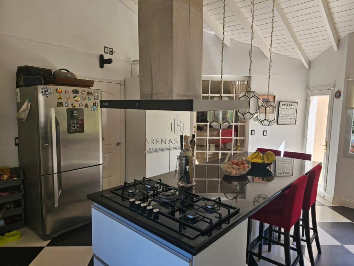 Casa ID.4428 - Casa en venta en La Arbolada. 5 dormitorios, piscina, parrillero