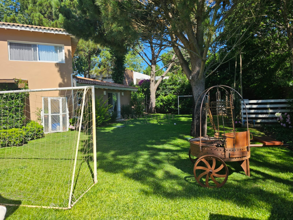 Casa ID.4428 - Casa en venta en La Arbolada. 5 dormitorios, piscina, parrillero