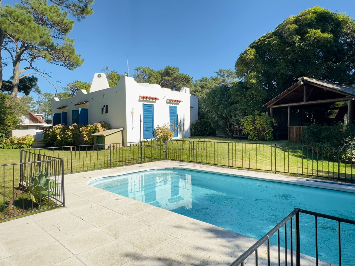 Casa ID.3090 - Casa en VENTA, 50 metros de la playa brava, 4 dormitorios.