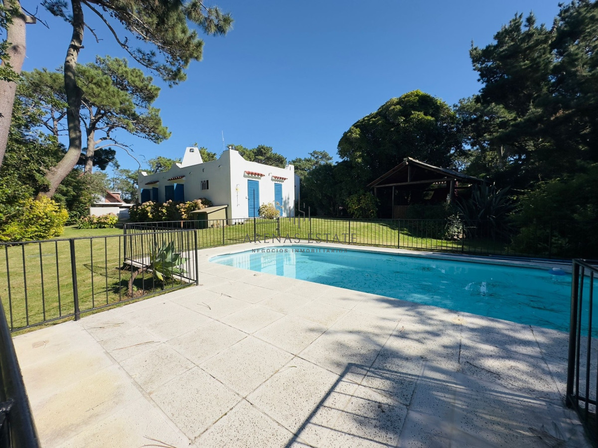 Casa ID.3090 - Casa en VENTA, 50 metros de la playa brava, 4 dormitorios.