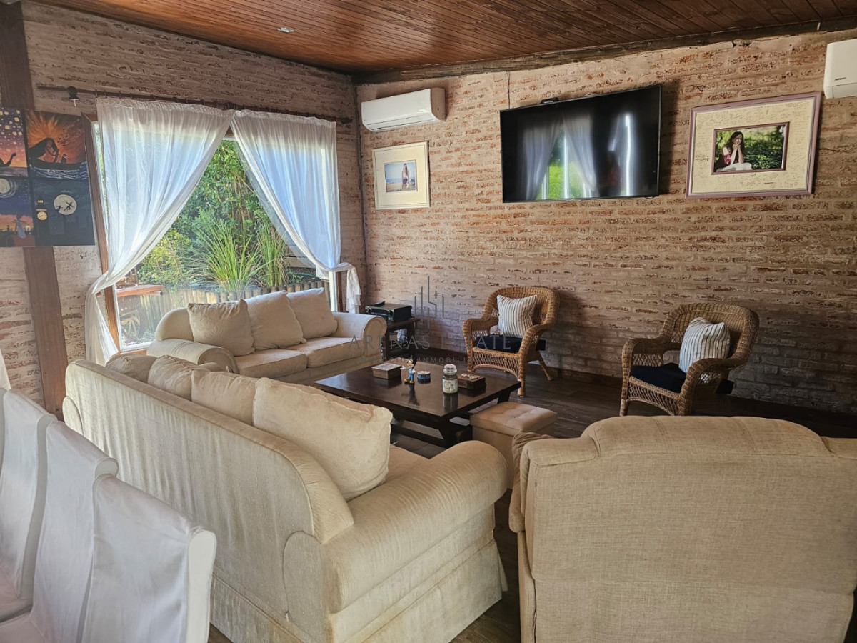 Casa ID.4428 - Casa en venta en La Arbolada. 5 dormitorios, piscina, parrillero