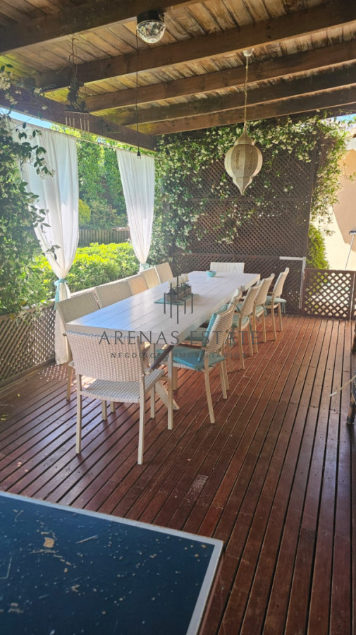 Casa ID.4428 - Casa en venta en La Arbolada. 5 dormitorios, piscina, parrillero