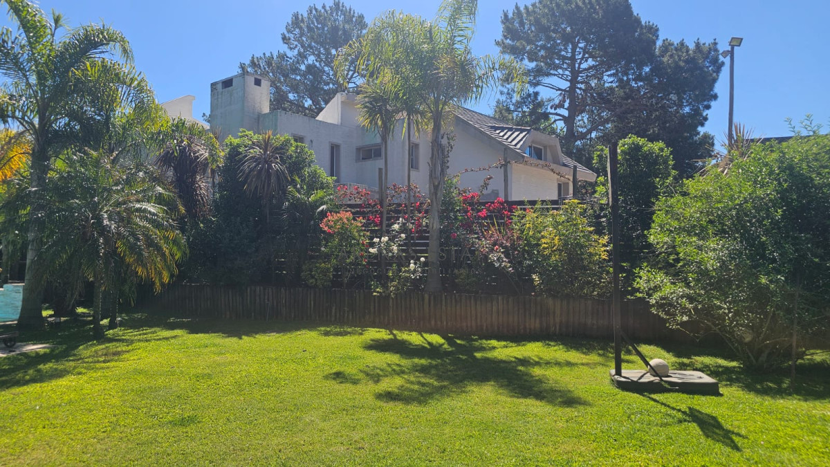 Casa ID.4428 - Casa en venta en La Arbolada. 5 dormitorios, piscina, parrillero