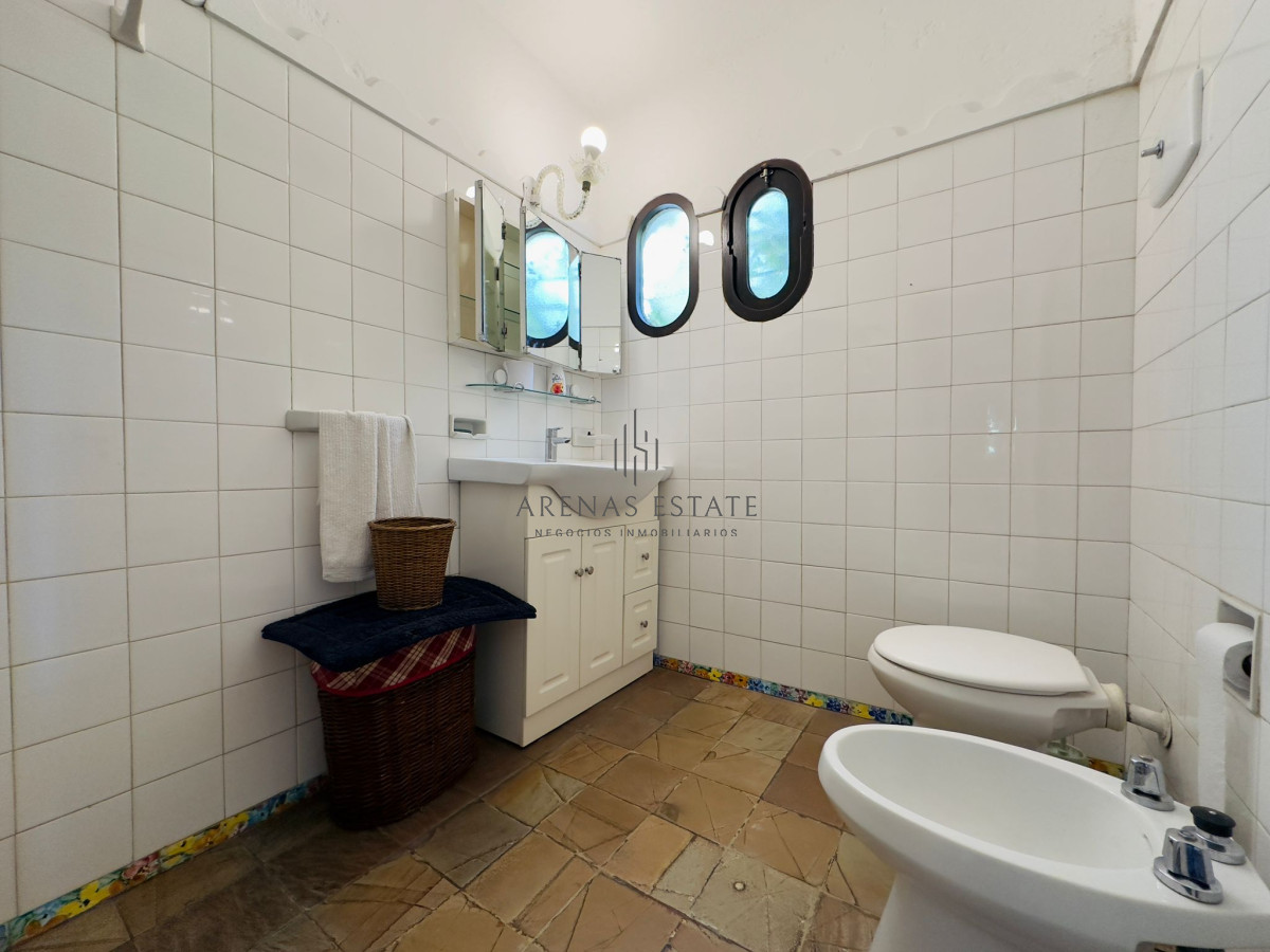 Casa ID.3090 - Casa en VENTA, 50 metros de la playa brava, 4 dormitorios.