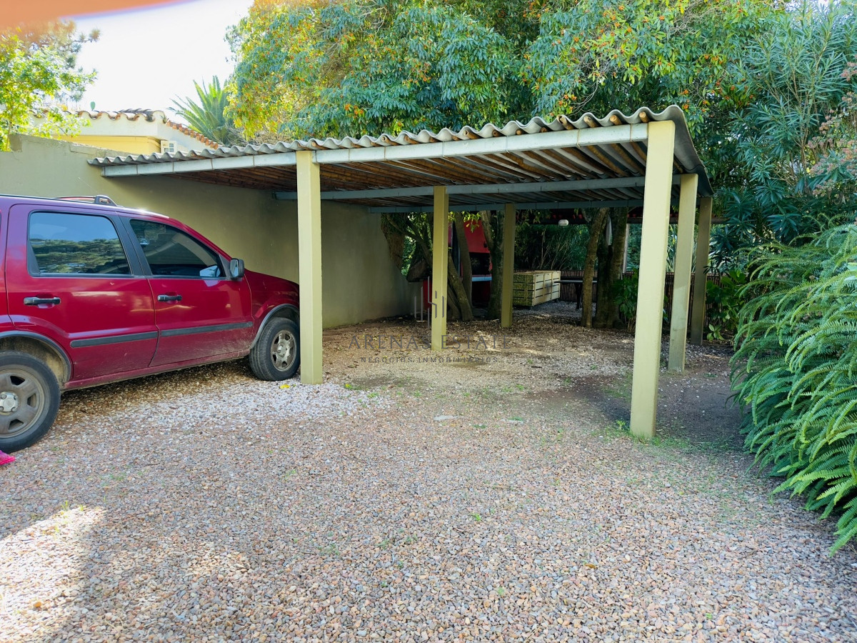 Casa ID.3090 - Casa en VENTA, 50 metros de la playa brava, 4 dormitorios.