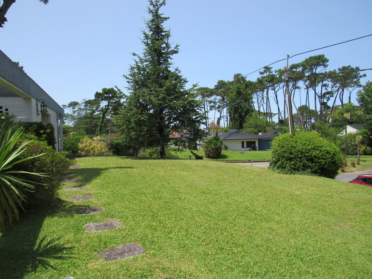 Casa ID.4838 - Casa en venta de 3 dormitorios y dependencia en Punta del Este