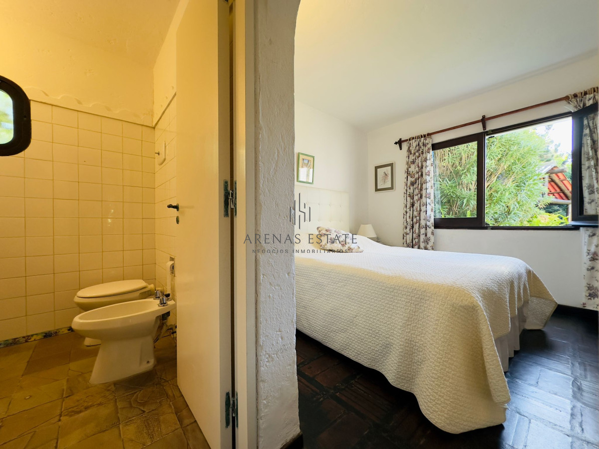 Casa ID.3090 - Casa en VENTA, 50 metros de la playa brava, 4 dormitorios.