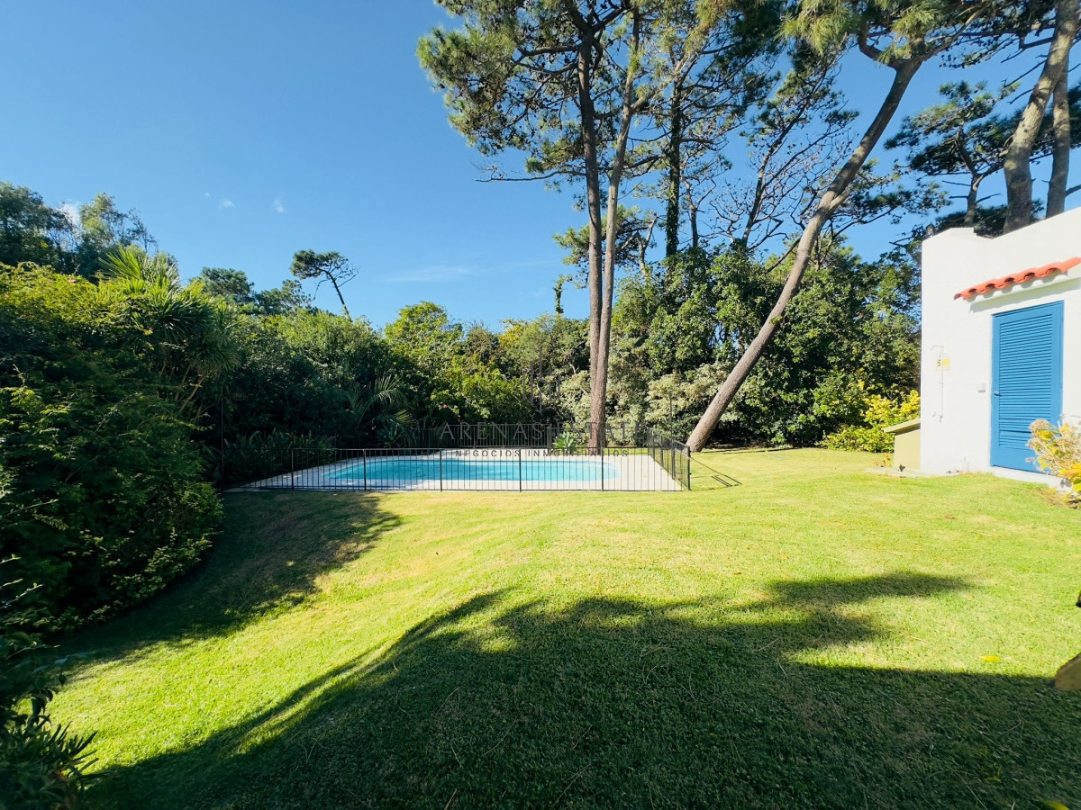 Casa ID.3090 - Casa en VENTA, 50 metros de la playa brava, 4 dormitorios.