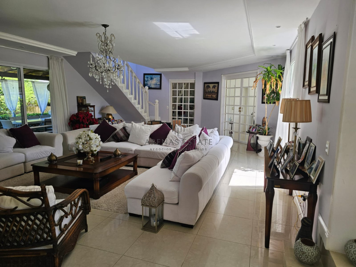 Casa ID.4428 - Casa en venta en La Arbolada. 5 dormitorios, piscina, parrillero