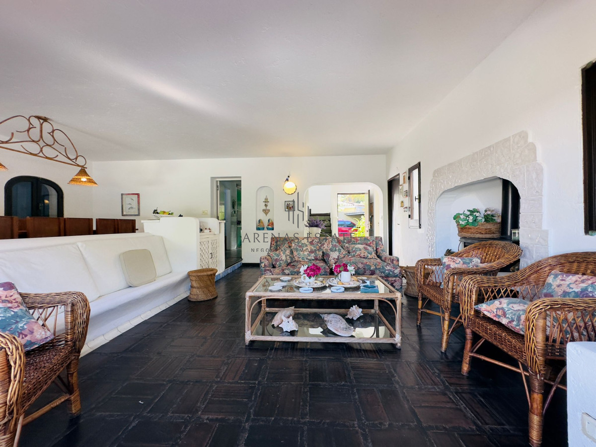 Casa ID.3090 - Casa en VENTA, 50 metros de la playa brava, 4 dormitorios.