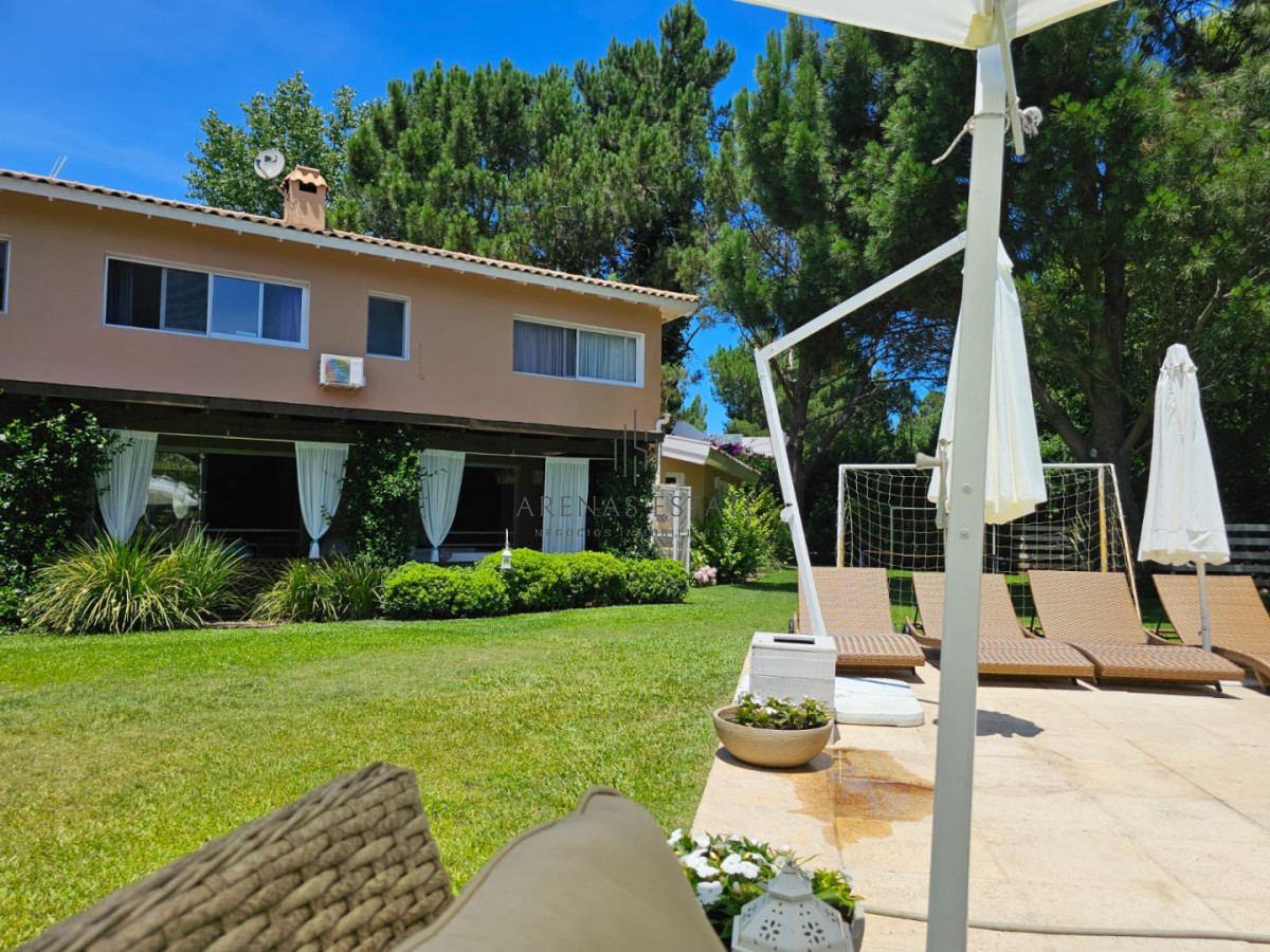 Casa ID.4428 - Casa en venta en La Arbolada. 5 dormitorios, piscina, parrillero