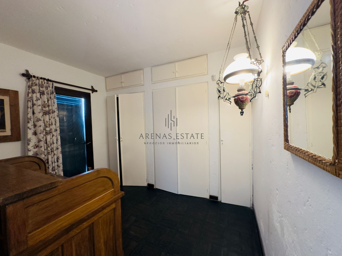 Casa ID.3090 - Casa en VENTA, 50 metros de la playa brava, 4 dormitorios.
