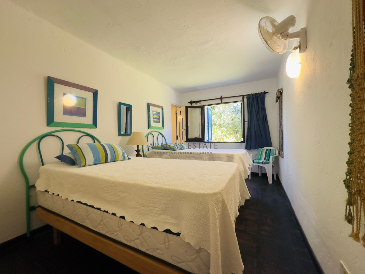 Casa ID.3090 - Casa en VENTA, 50 metros de la playa brava, 4 dormitorios.