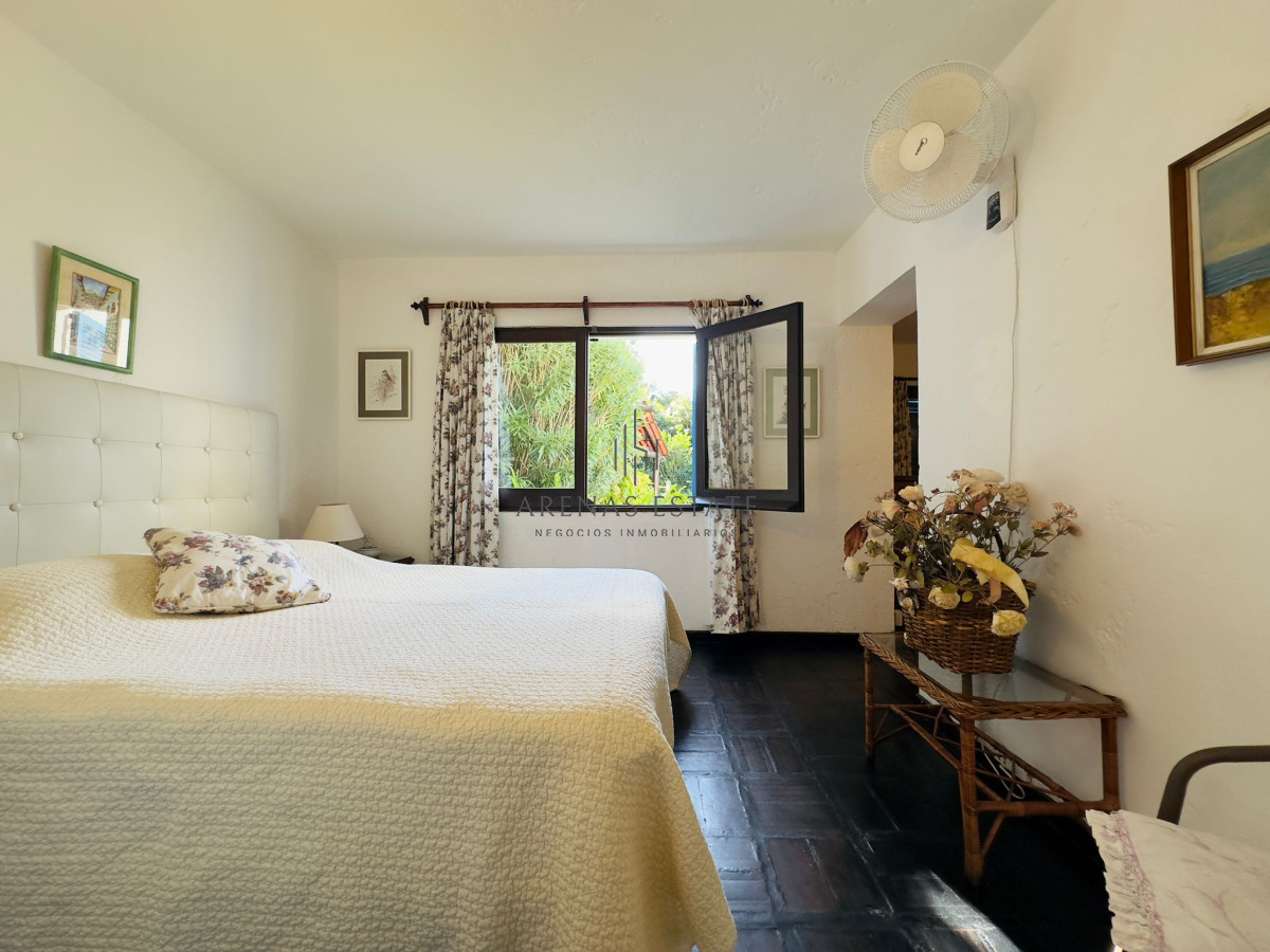 Casa ID.3090 - Casa en VENTA, 50 metros de la playa brava, 4 dormitorios.