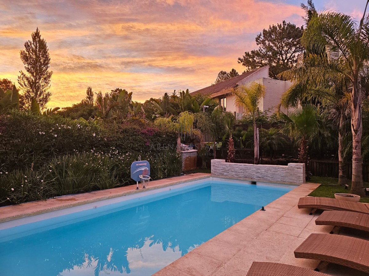 Casa ID.4428 - Casa en venta en La Arbolada. 5 dormitorios, piscina, parrillero