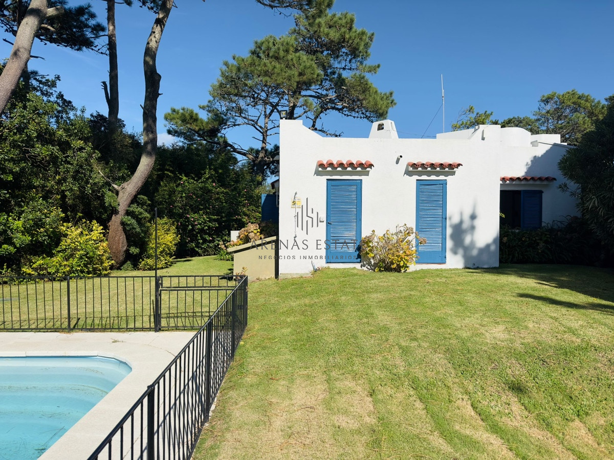Casa ID.3090 - Casa en VENTA, 50 metros de la playa brava, 4 dormitorios.