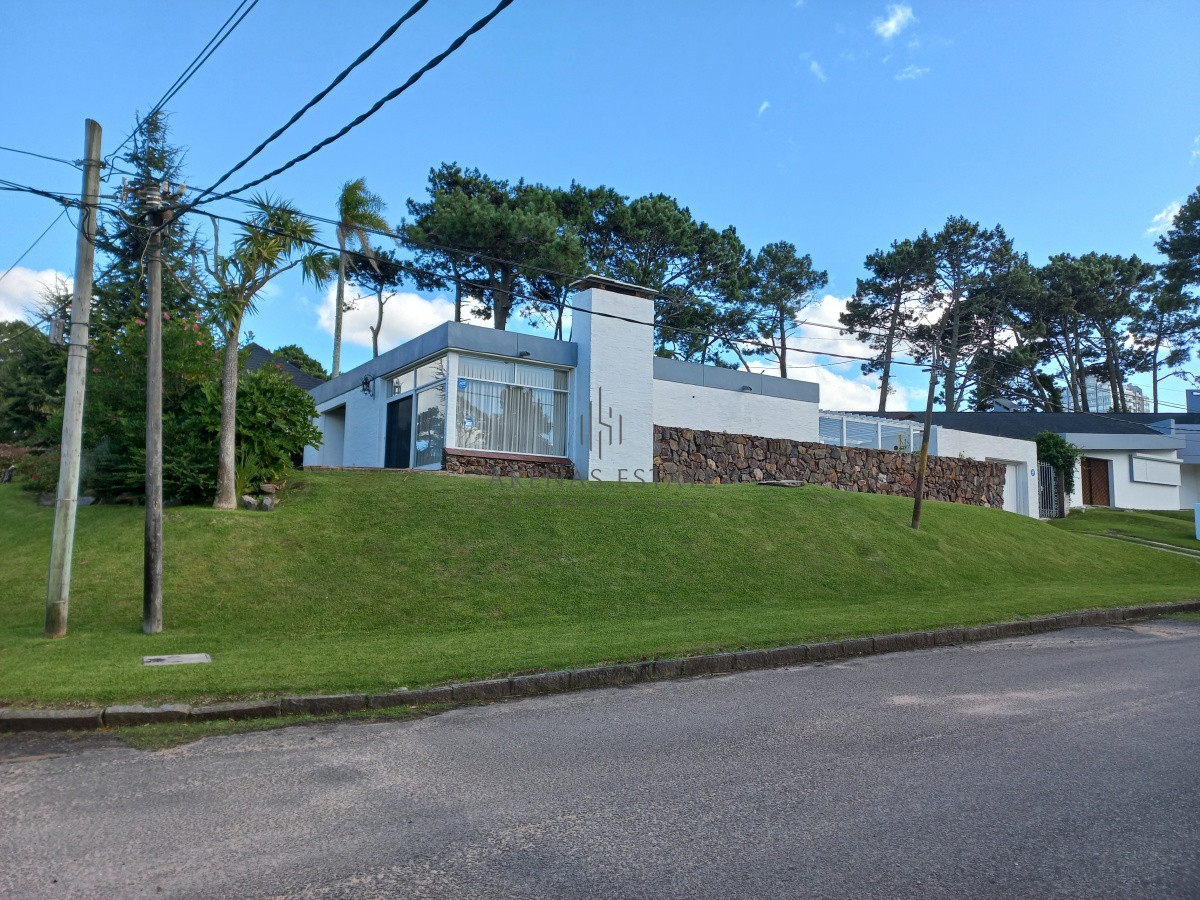 Casa ID.4838 - Casa en venta de 3 dormitorios y dependencia en Punta del Este