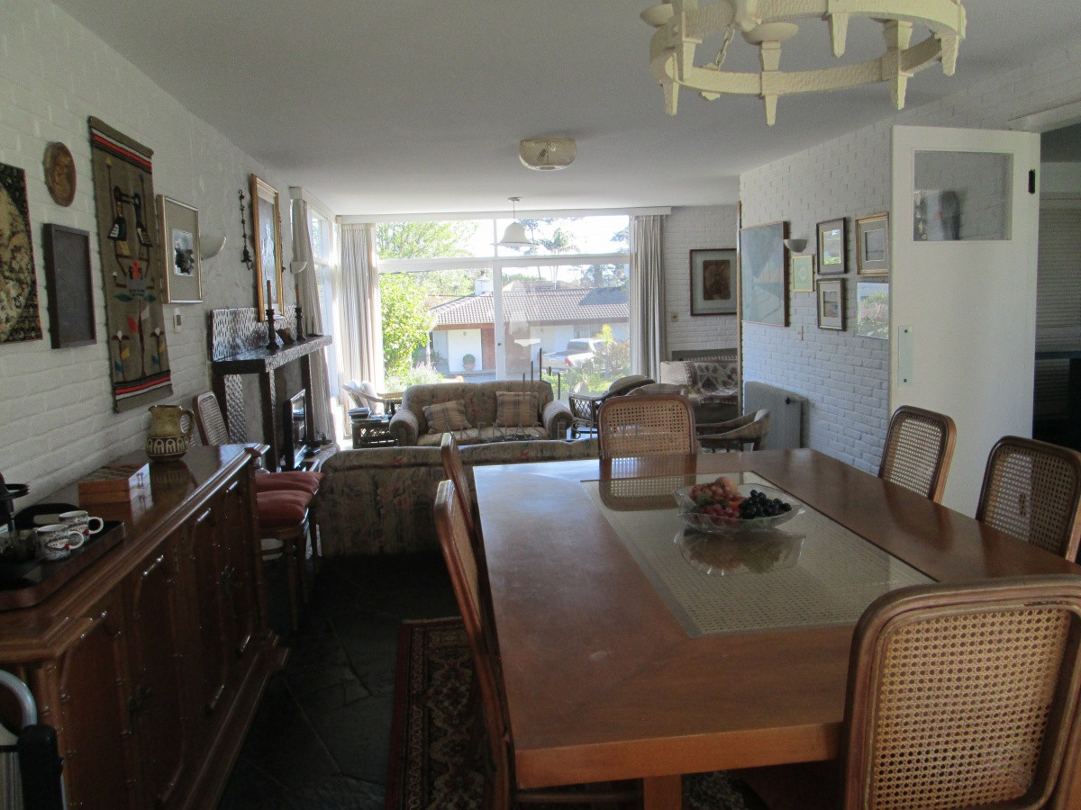 Casa ID.4838 - Casa en venta de 3 dormitorios y dependencia en Punta del Este